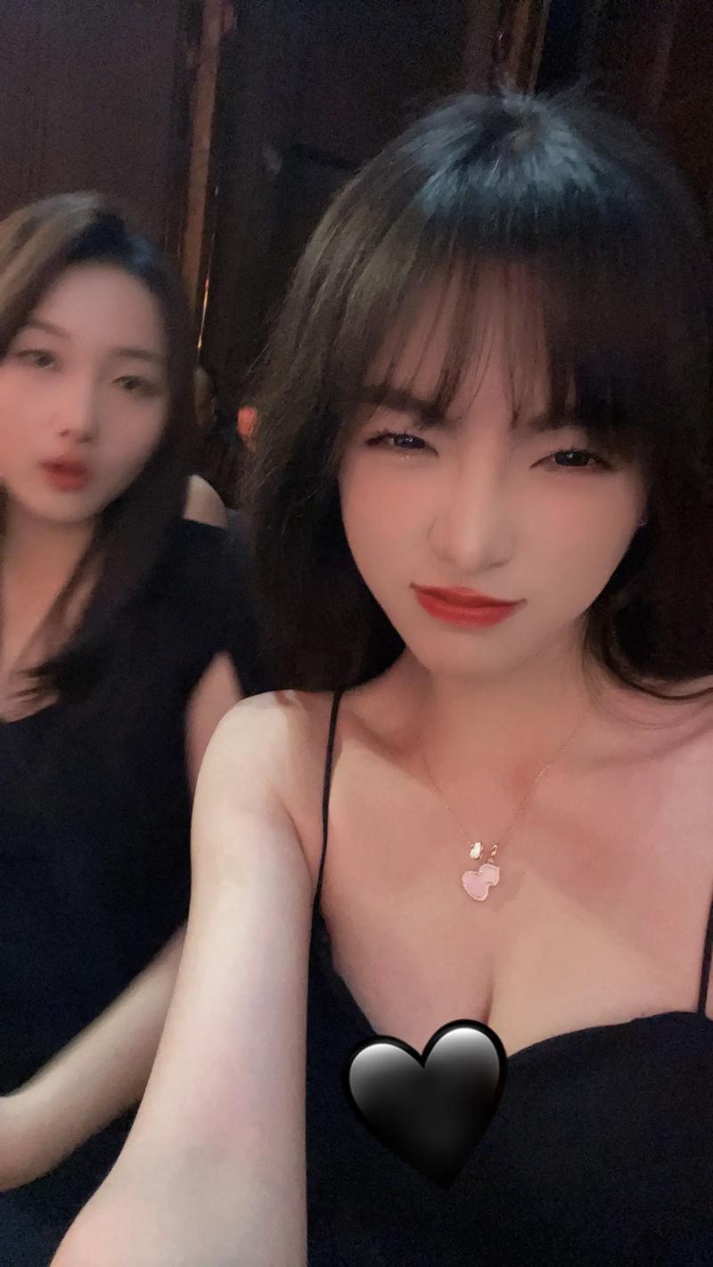小美御姐车牌靓号引热议,网友直呼:车牌比车还抢镜!”