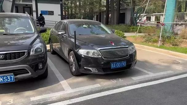 京A00010:红旗豪车闪耀京城,车牌背后的传奇故事引关注!