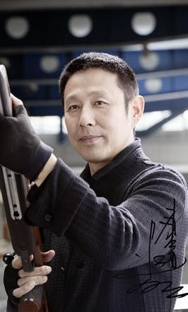 林肯车牌黄发浓眉男,他的明星气质与魅力!