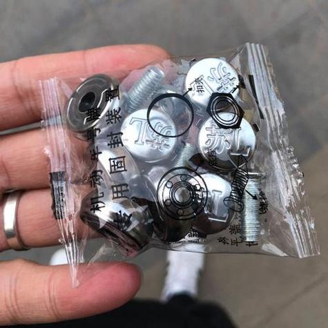新车车牌螺丝短缺引发关注:购车安全隐患不容忽视!