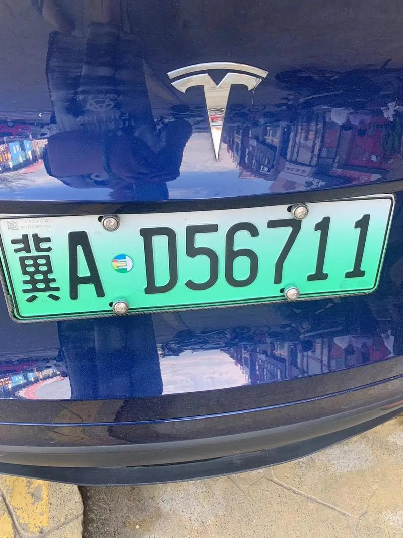 字母车牌助力潮流,车主彰显个性风采!