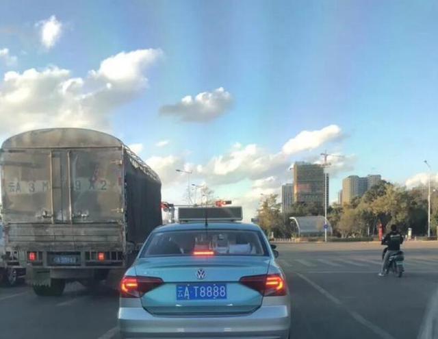 昆明车牌88888惊现街头,靓号引发热议