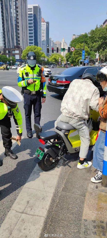 电动车遮挡车牌成新趋势,交警部门严查违法行为!
