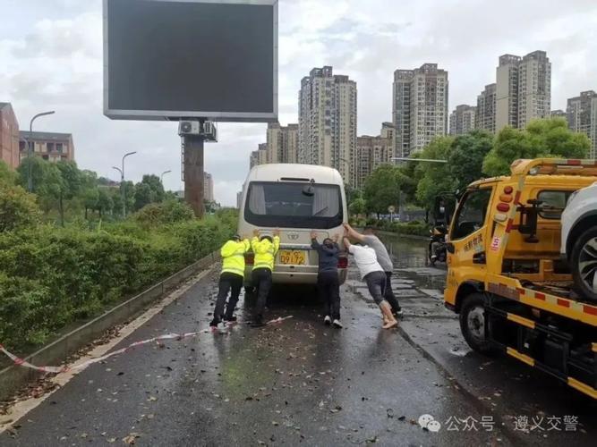 暴雨无情,车牌遭殃:雨中车牌为何屡遭丢失之谜!