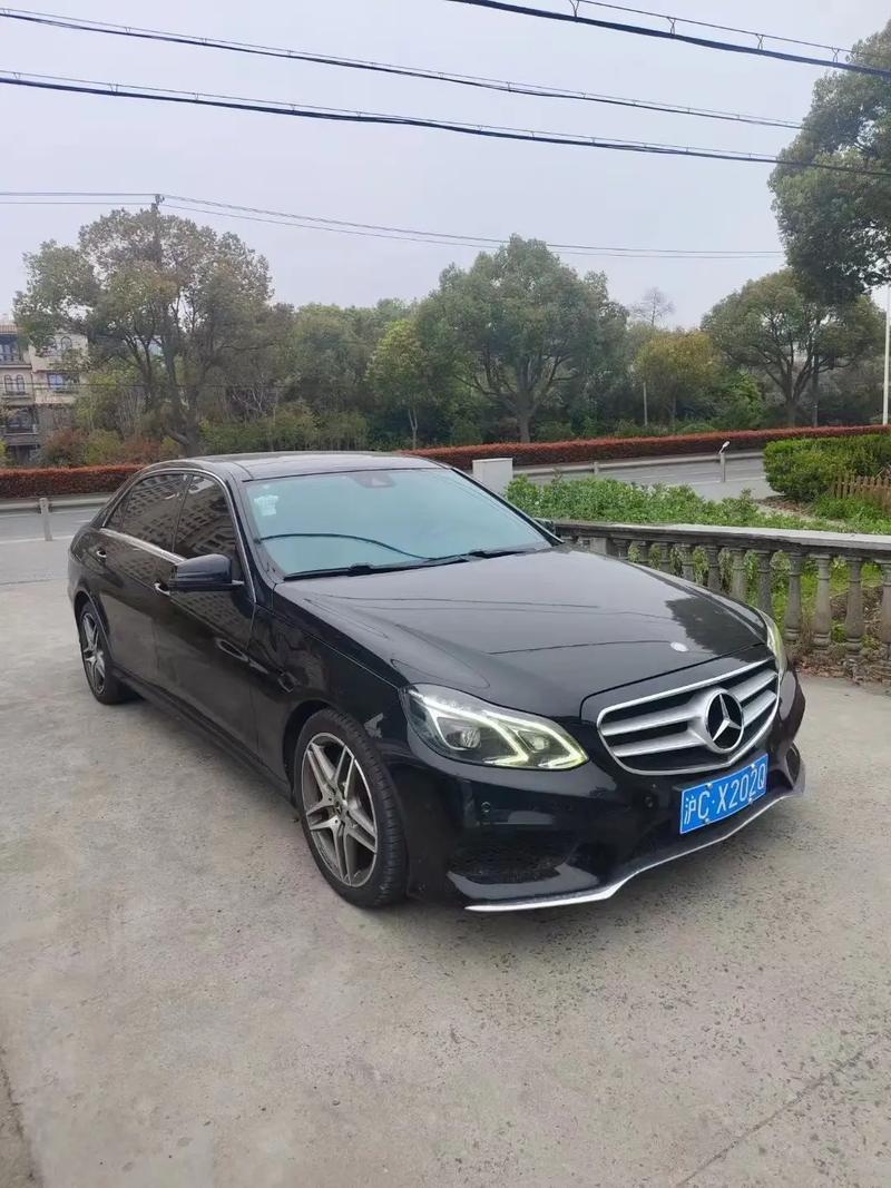 奔驰E300L挪车牌引发热议:车主如何合法合规使用?