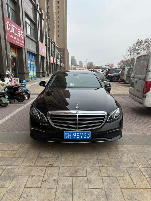 奔驰E300挪车牌引发热议:豪车车主的便捷之举还是违规行为?