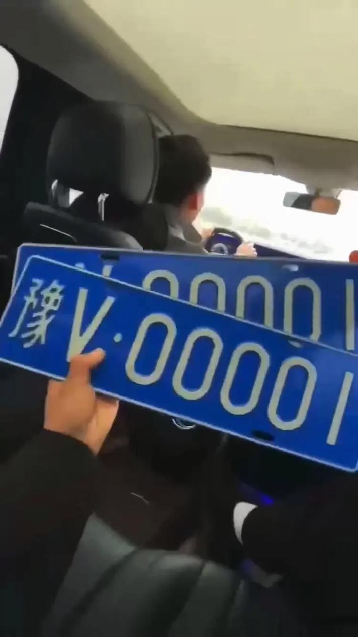 宜昌靓号车牌过户:一手好牌,转让有术!
