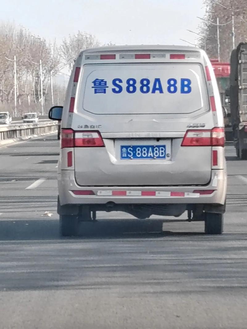 泰安大哥车牌靓号引热议,网友:这车牌号太霸气了!