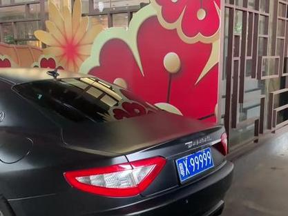 2222豪华靓号车牌,车牌中的明星,价值连城!”。