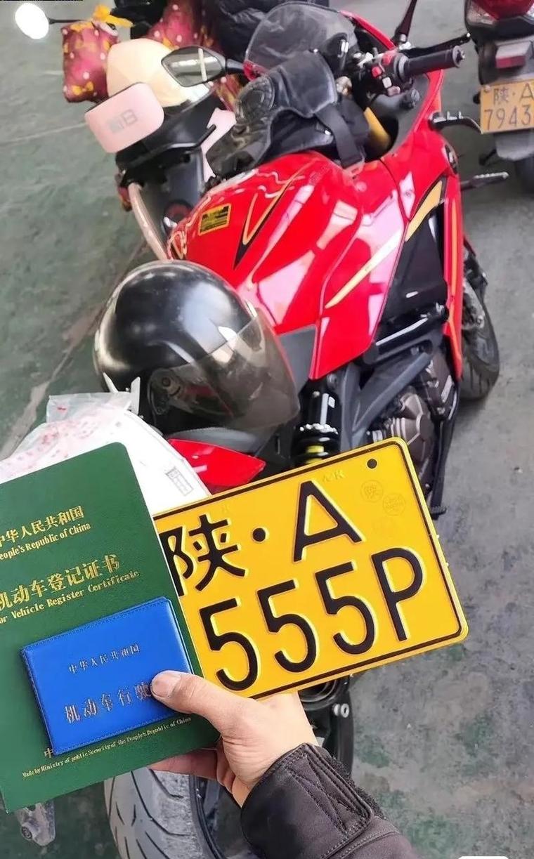 潮流新风尚:个性化摩托车牌照安装,引领城市出行潮流